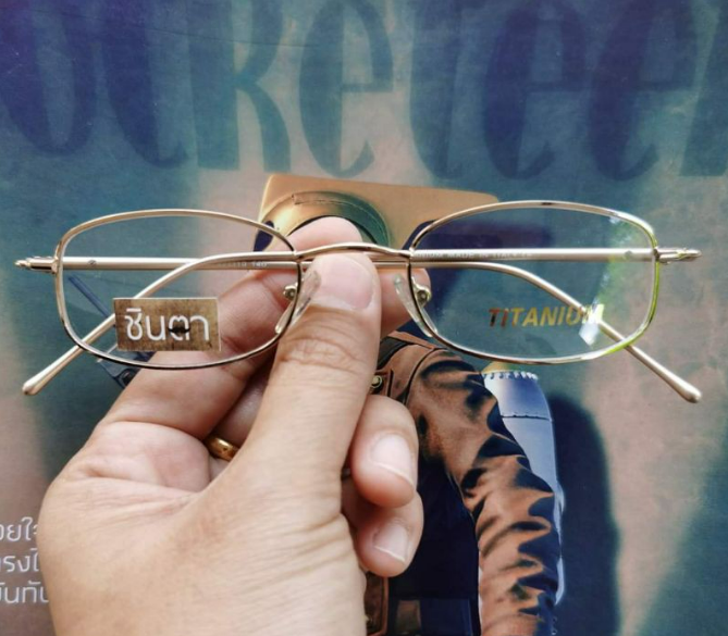 (ว#014) แว่นตาวินเทจ แว่นเก่าเก็บยุค 90s รุ่น Lamoon Vintage กรอบแว่นทรงเหลี่ยมมนเล็ก สีทอง เลนส์ใส