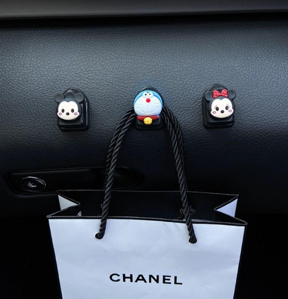 GX128-ตะขอจิ๋วแขวนของในรถ ตะขอแขวนแมสในรถ ตะขอแขวนอเนกประสงค์ (คละลาย)