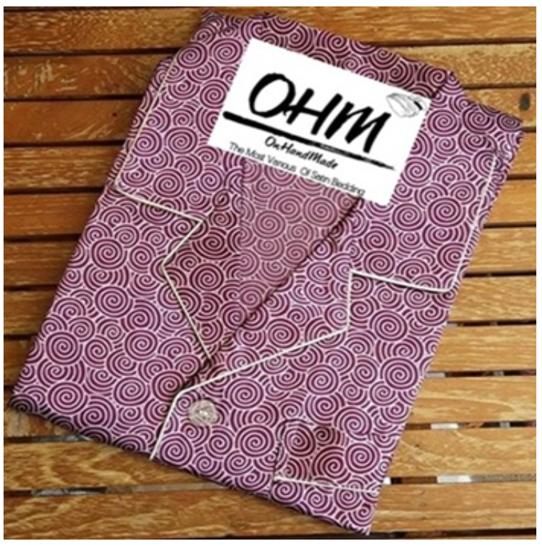 MH94-ชุดนอนผ้าซาติน (ผู้ชาย) เสื้อแขนสั้นและกางเกงขายาว ผ้าซาตินแท้ ลายวินเทจวนกลมม่วง