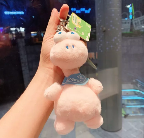 ONE92-จี้ห้อยกระเป๋าBag pendant∋ins จำลองไดโนเสาร์จี้ตุ๊กตาน่ารักไดโนเสาร์น้อยสีชมพูตุ๊กตาพวงกุญแจกระเป๋าเป้สะพายหลังพวงกุญแจ