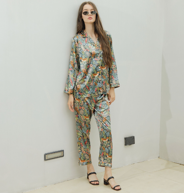 SA80>ชุดนอน Vana ลาย Jungle ผ้าซาติน