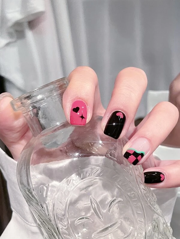 เล็บปลอม เล็บสั้น ทรงเหลี่ยม ลายหัวใจ 24 ชิ้น และ ตะไบเล็บ 1 ชิ้น และ เทป 1 แผ่น c-47